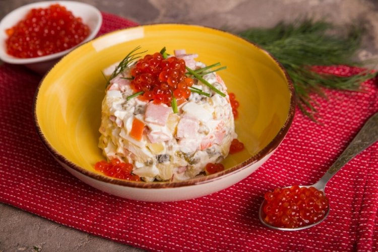 Оливье с лососем и красной икрой
