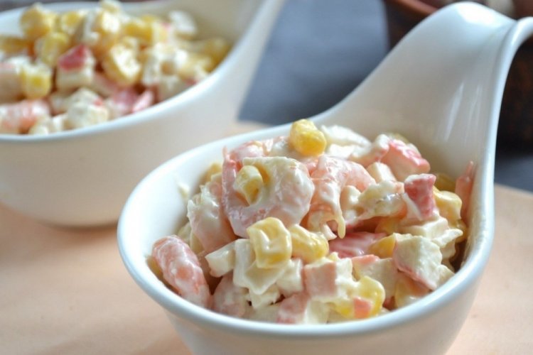 Салат с креветками, крабовыми палочками и огурцами