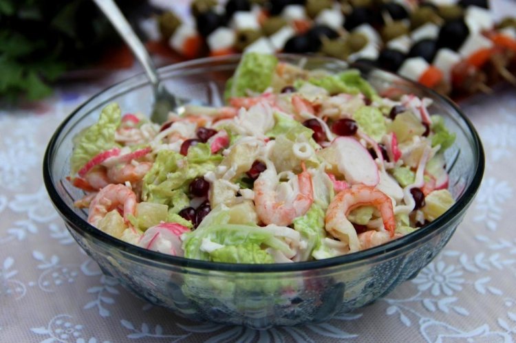 Зеленый салат с креветками и крабовыми палочками