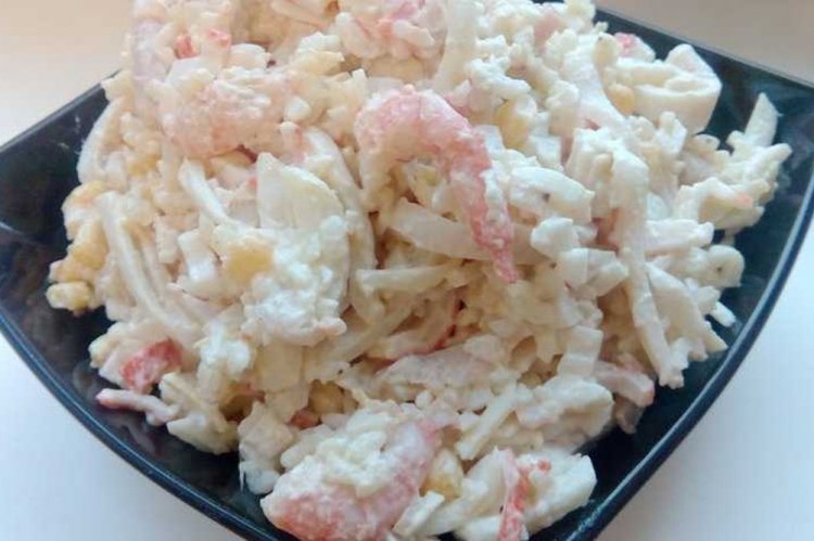 Салат с креветками, крабовыми палочками и рисом