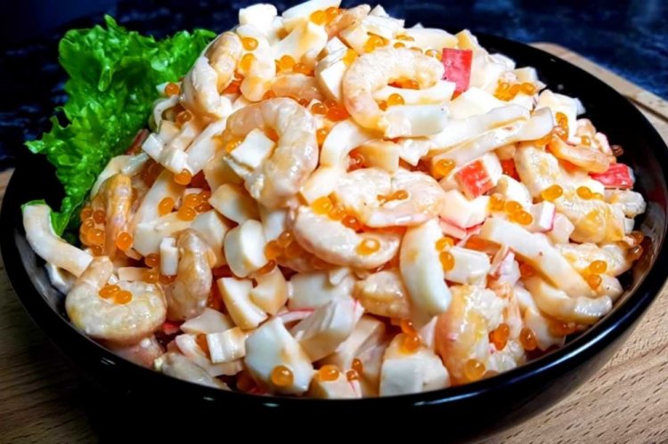 Салат с крабовыми палочками, креветками и красной рыбой