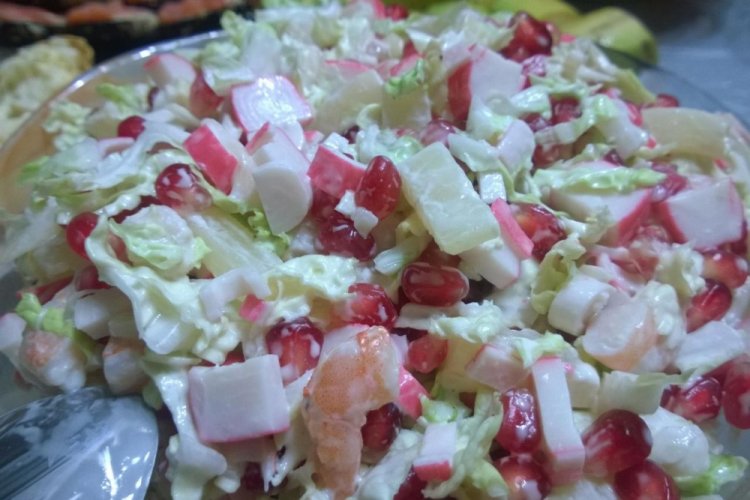 Салат с креветками, крабовыми палочками и пекинской капустой