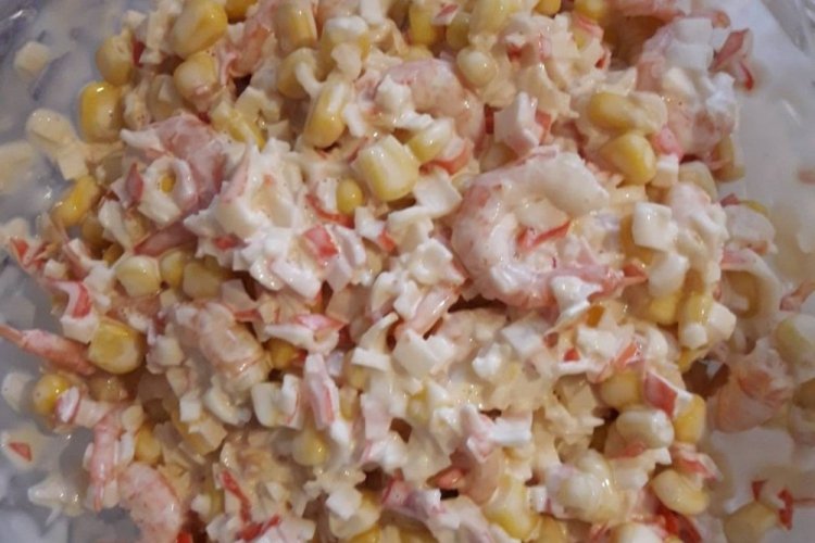 Салат с крабовыми палочками, креветками и кукурузой