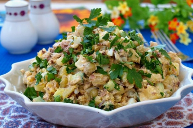 Рыбный салат с зеленым горошком