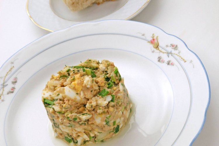 Салат из печени трески с сыром