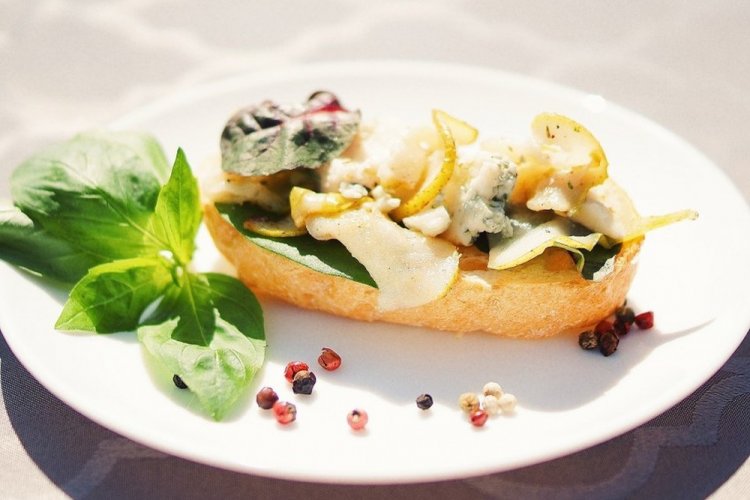 Брускетты с грушей и сыром Дор Блю