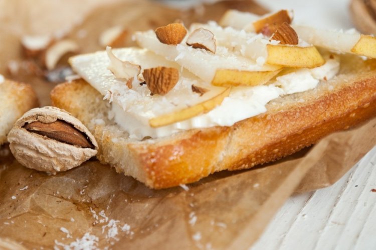 Брускетты с грушей и сыром Бри