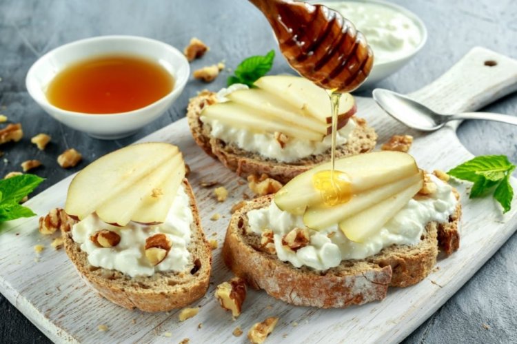 Брускетты с грушей и творожным сыром