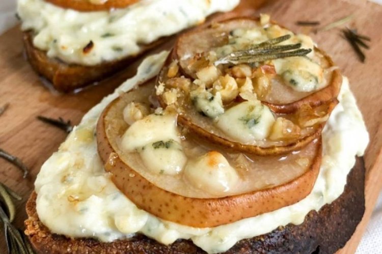 Брускетты с грушей и двумя видами сыра на гриле