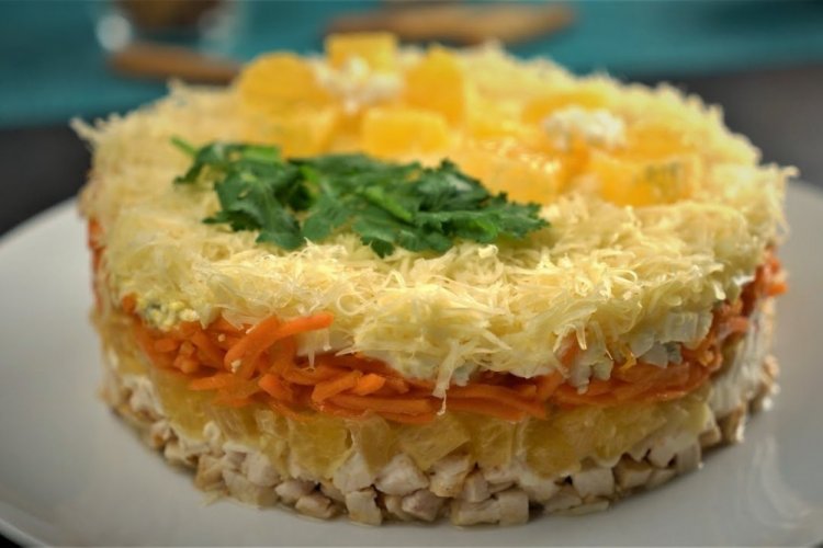 Слоеный салат с ананасом и корейской морковью