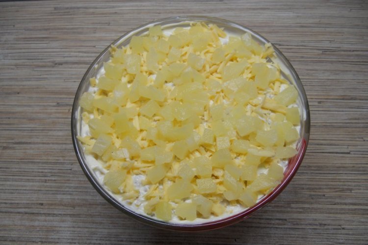 Слоеный салат с ветчиной и ананасом