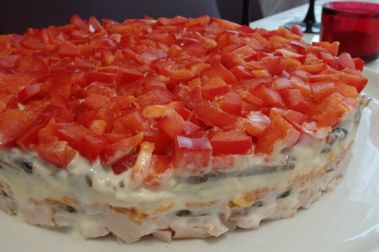 Слоеный салат со свининой, ананасом и болгарским перцем