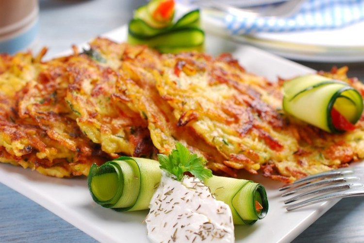 Картофельные драники с беконом и грибами