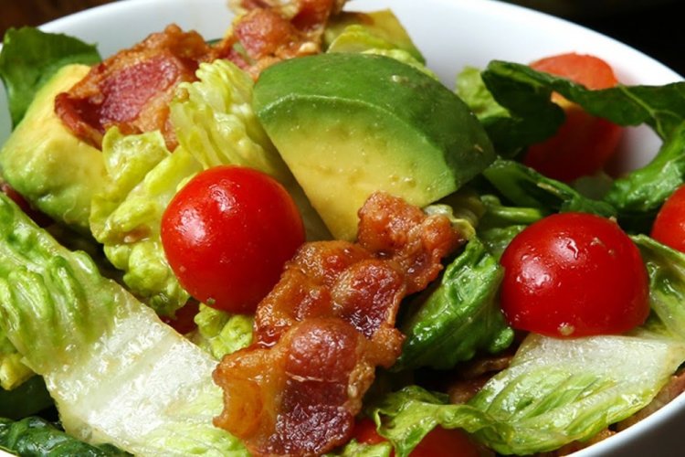 Салат с авокадо и беконом