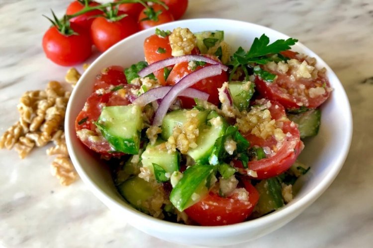 Грузинский овощной салат с ореховой заправкой