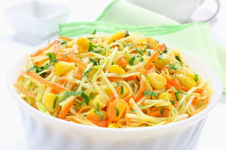 Капустный салат с кукурузой к шашлыку