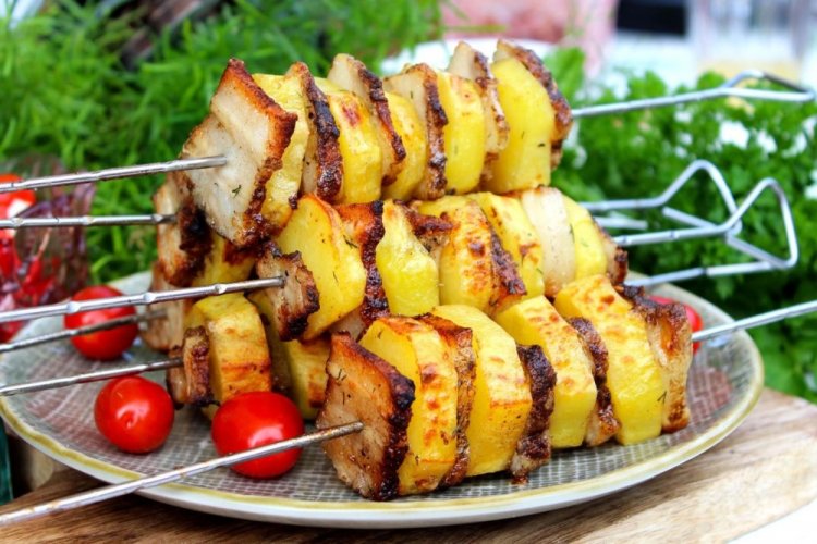 Картошка с салом на мангале