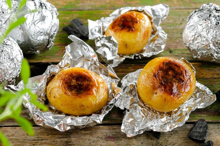 Картошка в фольге на костре