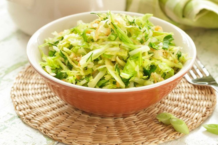 Капустный салат с яблоком к шашлыку