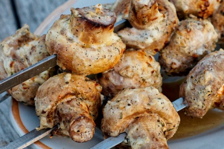 Шашлык из шампиньонов на мангале