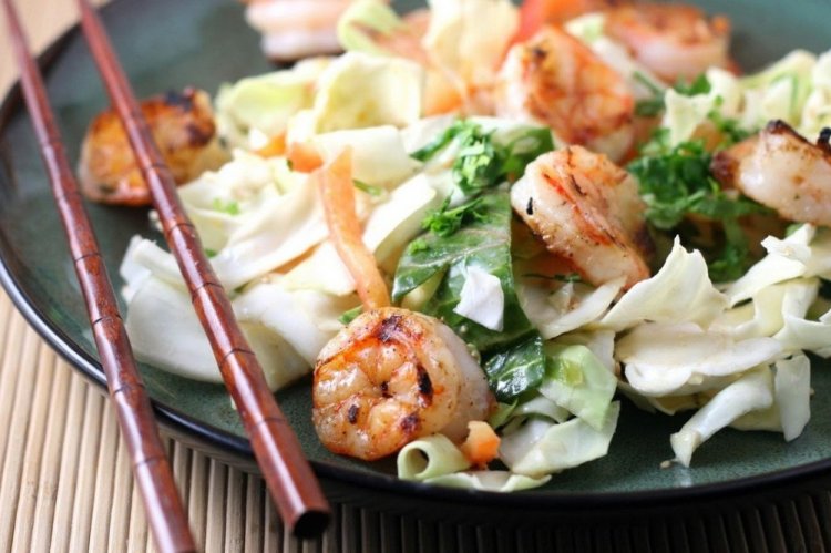 Тайский салат с креветками и пекинской капустой