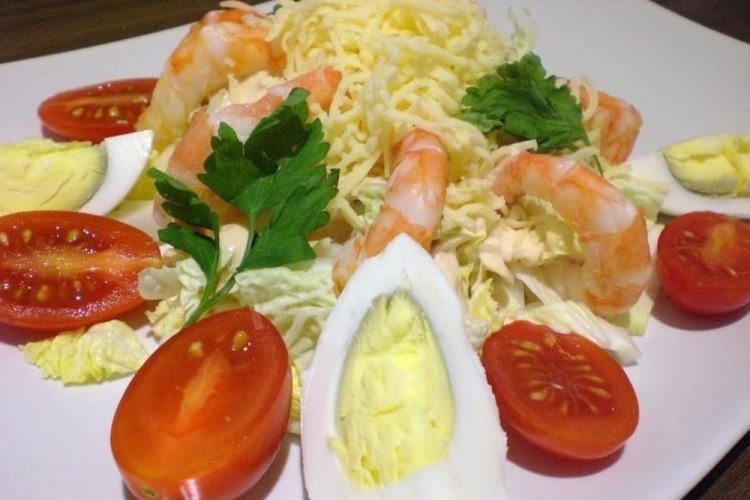 Салат с креветками, пекинской капустой и медово-горчичной заправкой