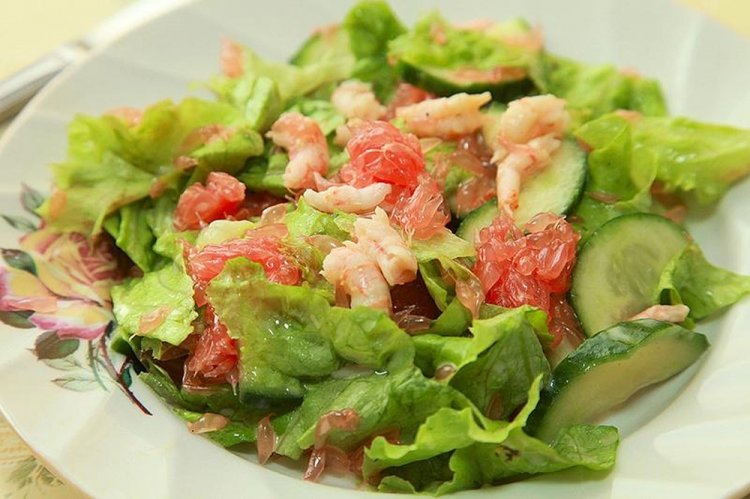 Салат с креветками, пекинской капустой и грейпфрутом