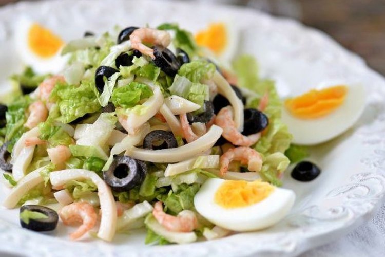 Салат с кальмарами, креветками и пекинской капустой