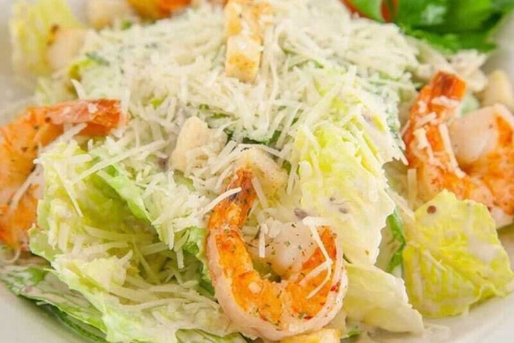 Салат с креветками, огурцами и пекинской капустой