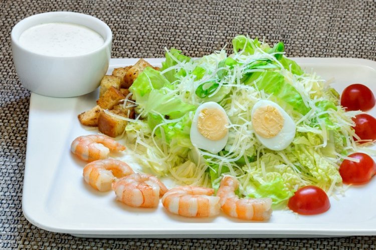 Салат с креветками, пекинской капустой и пармезаном