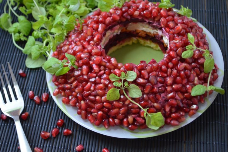 Слоеный салат «Гранатовый браслет» с говядиной