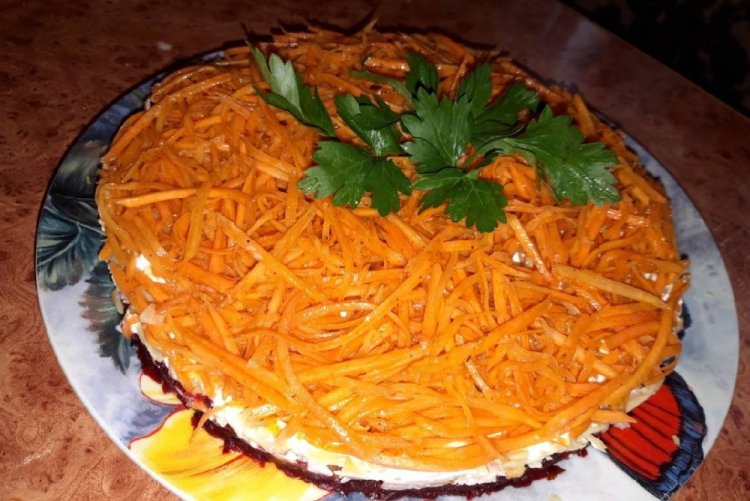 Слоеный салат с говядиной и корейской морковью