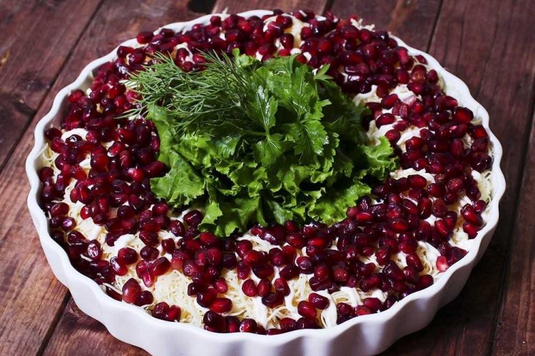 Слоеный салат с говядиной и гранатом