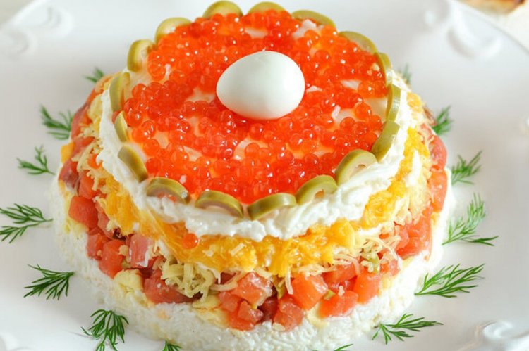 Слоеный салат с крабовыми палочками, креветками и красной рыбой