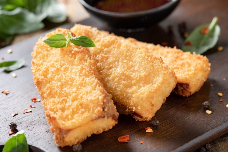 Жареный сулугуни в панировочных сухарях