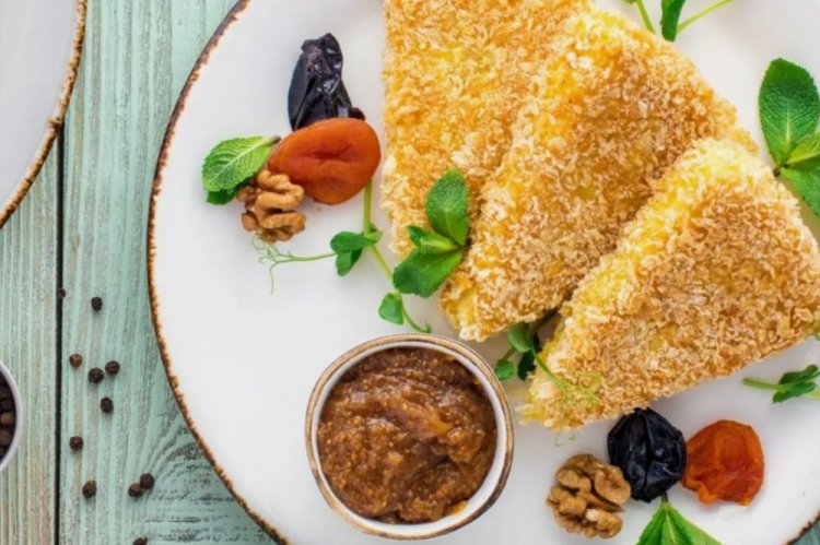 Жареный сулугуни в кокосовой стружке