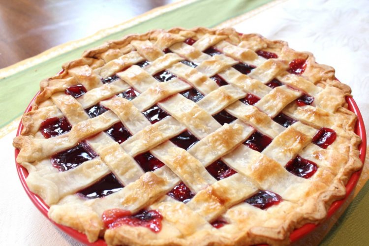 Дрожжевой пирог с вишней на кислом молоке