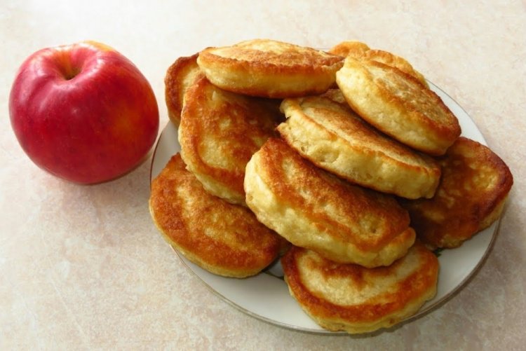 Оладьи на кислом молоке с яблоками