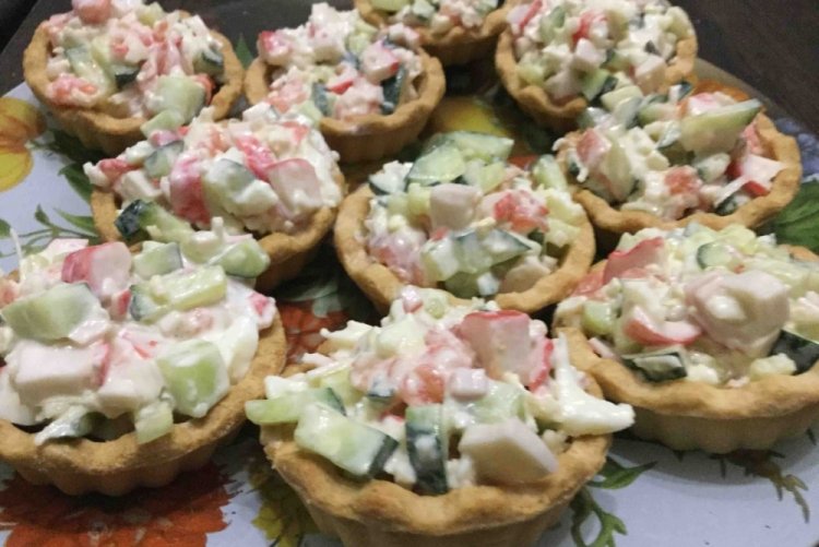 Тарталетки с авокадо, крабовыми палочками и огурцом