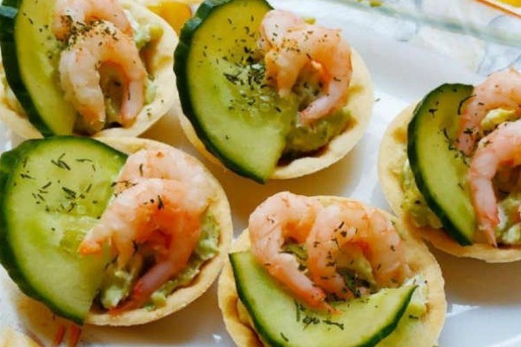 Тарталетки с авокадо и креветками