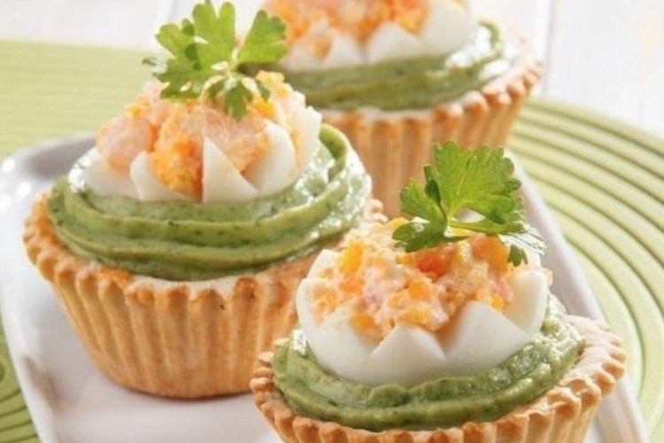 Тарталетки с авокадо и перепелиными яйцами