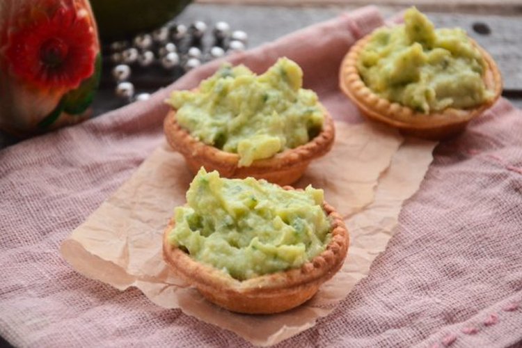 Тарталетки с авокадо и твердым сыром