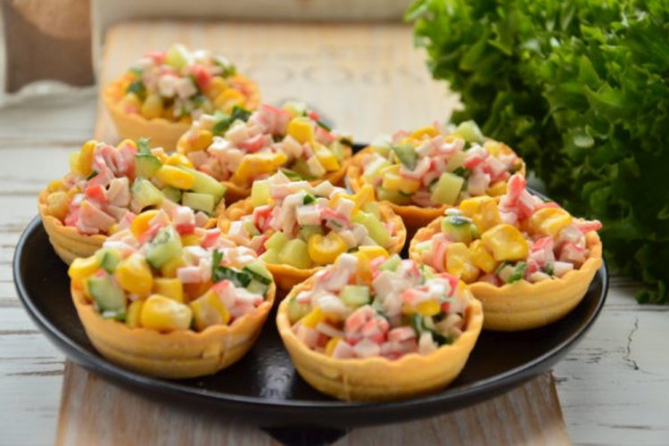 Тарталетки с авокадо, кукурузой и крабовыми палочками