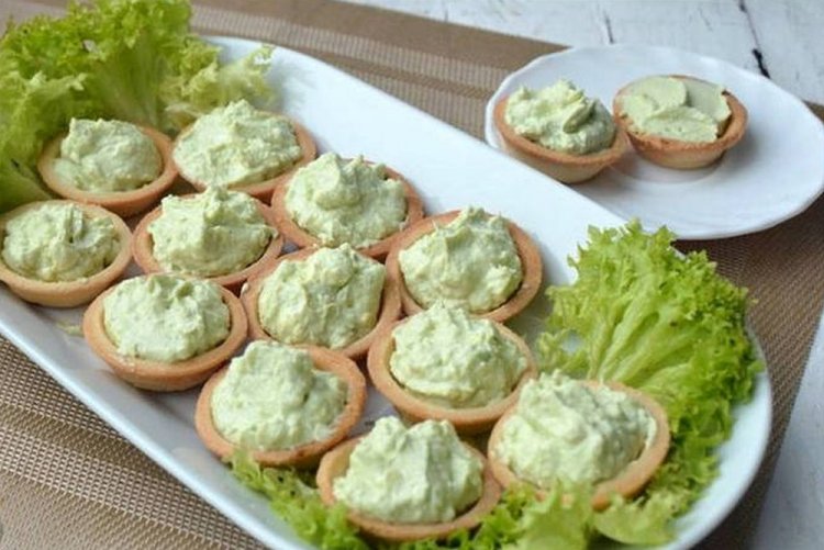 Тарталетки с авокадо и яйцом