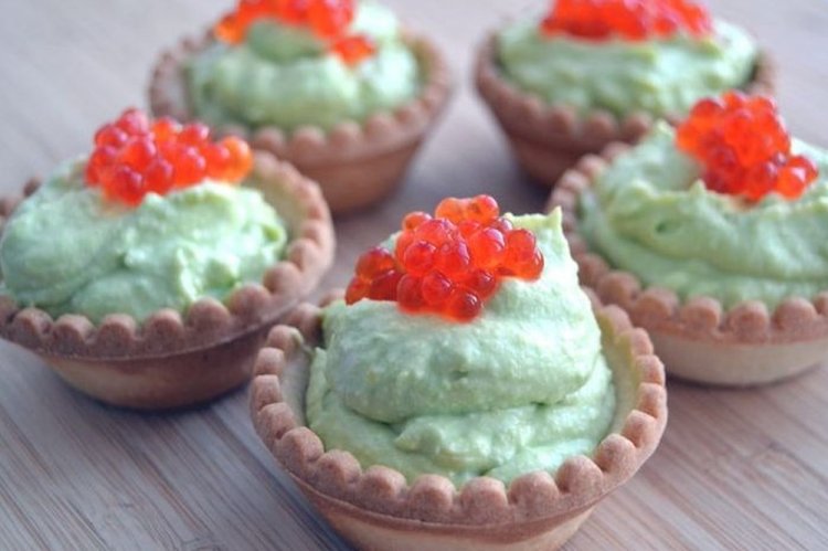 Тарталетки с авокадо и красной икрой