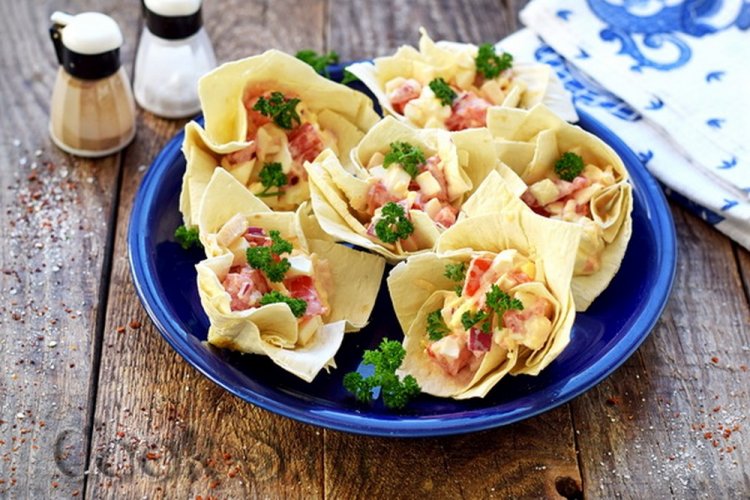 Тарталетки из лаваша с колбасой