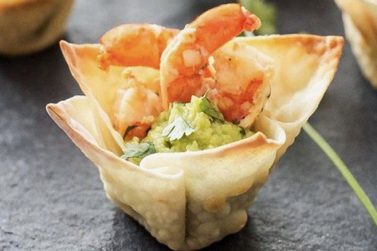 Тарталетки из лаваша с авокадо, творожным сыром и креветками