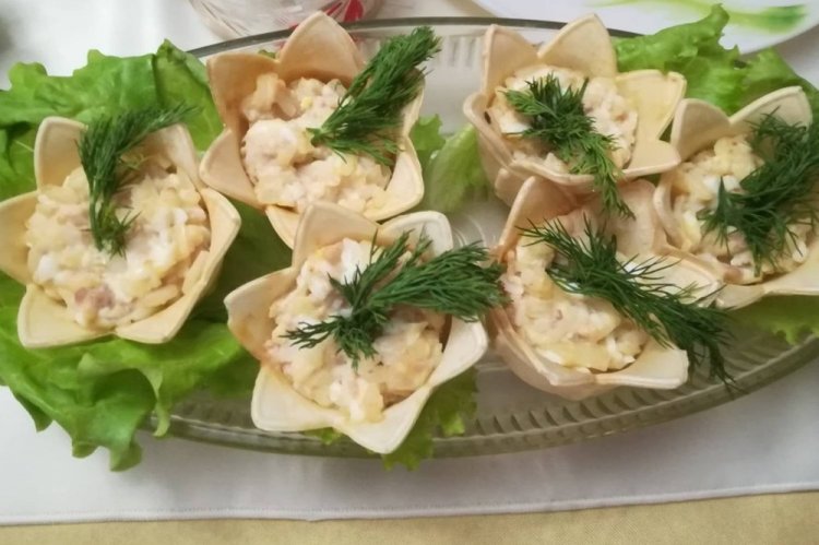 Тарталетки из лаваша с курицей и ананасами