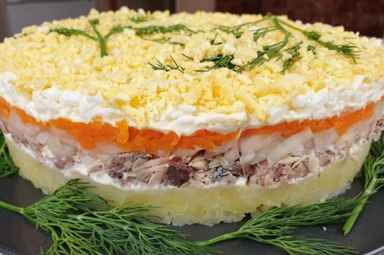 Слоеный салат с рыбными консервами и корейской морковью