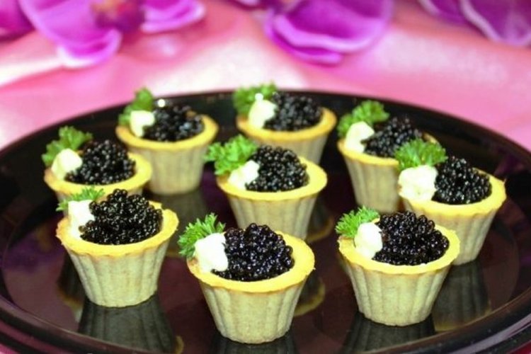 Тарталетки с черной икрой и сливочным маслом